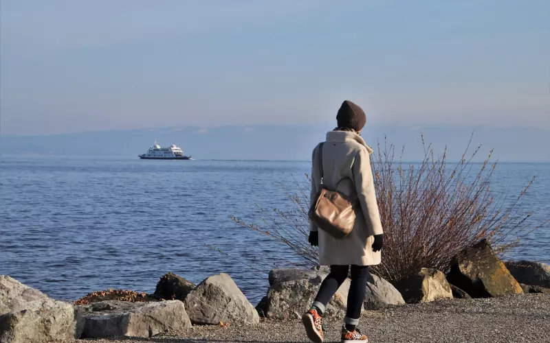 女朋友要离开我，我死缠烂打发短信打电话给她被她拉黑，我该怎么去挽回她