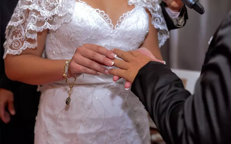 老公总是怀疑我，这样的婚姻应该挽回吗？