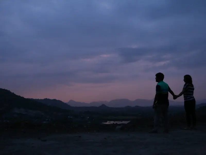 老公总是喜欢和别人女人跳舞，我害怕他会出轨，我该怎么办