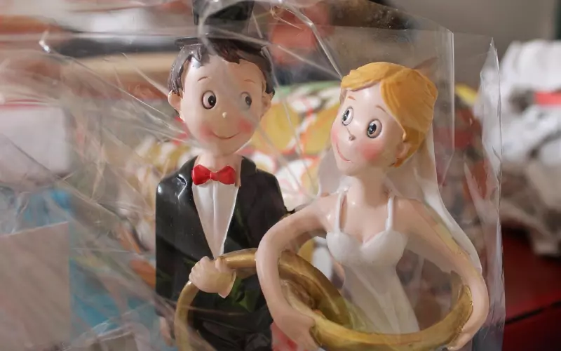 老公为了钱做上门女婿，结婚1年还在和前女友打情骂俏