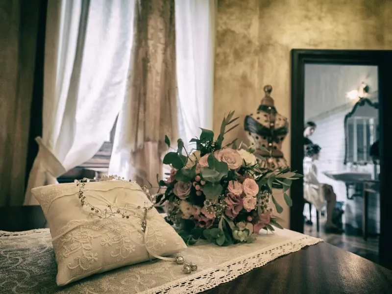 老公出轨了我好痛苦，我该不该和他离婚