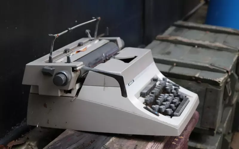 老公在外面工作时出轨了，我该怎么办