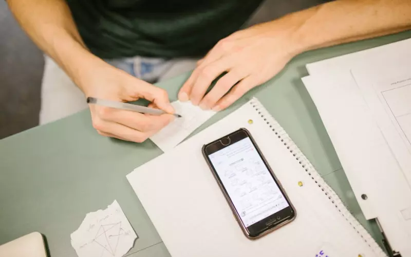 老公出轨后不愿谈及婚外情(老公出轨后总是怀疑他会再次出轨)