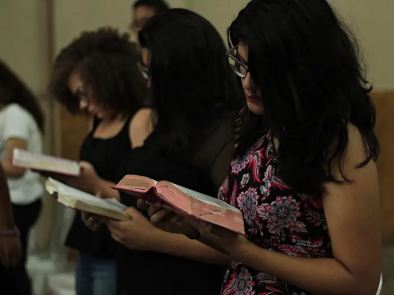 老公背着我在外面养小三，但是为了孩子我选择忍，我该怎么让他回归家庭呢