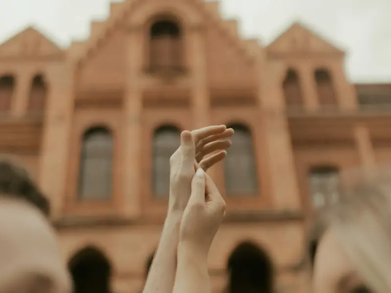 老公经常很晚才回家，对我也越来越不在乎，我该怎么办