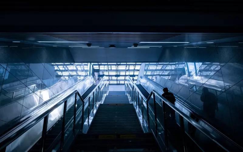 网恋女友是男生！因长相太漂亮出门被路人搭讪，上厕所也要查身份