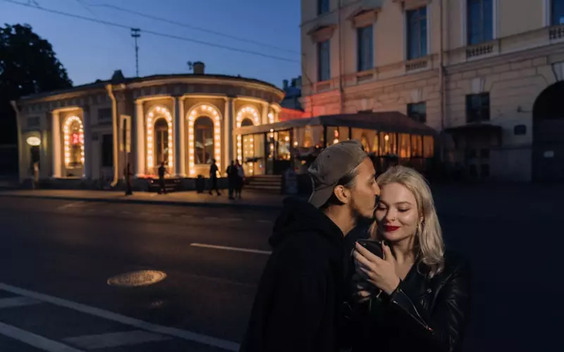 网恋对象居然和我住在同一个小区(我的网恋对象和女友是同一个人)