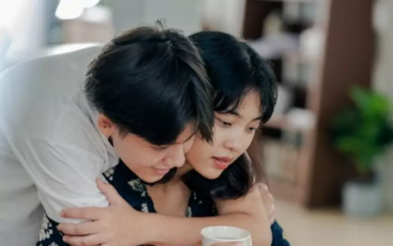 网恋奔现的女友嫌我穷，借口打工三年不回来，我还要不要等？