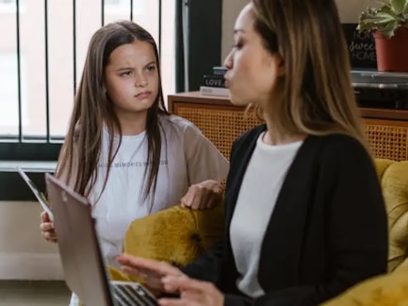 父母心里对女友的工作有芥蒂，该怎么与父母沟通？