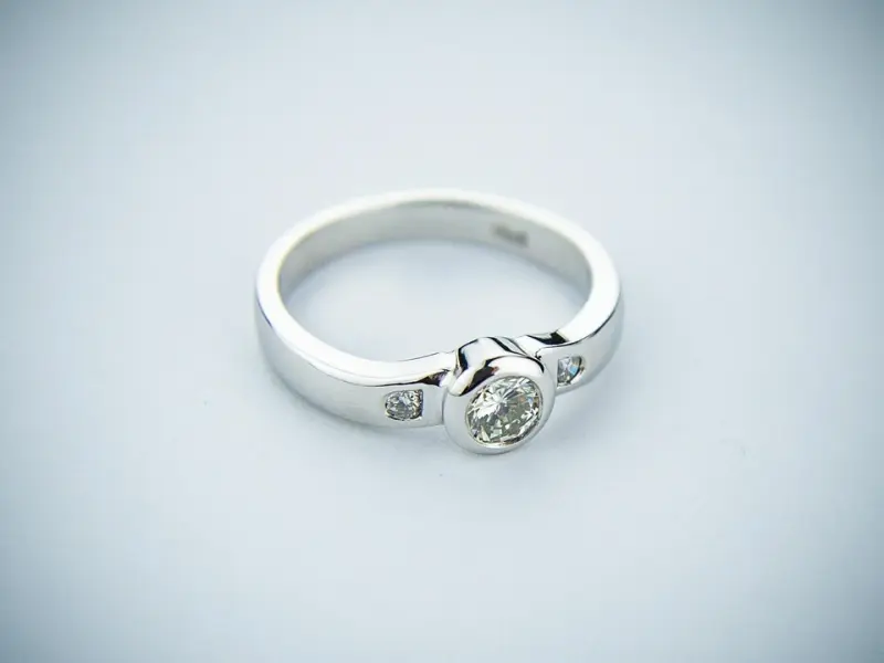 即将订婚的对象对我态度冷淡，我该和他结婚吗