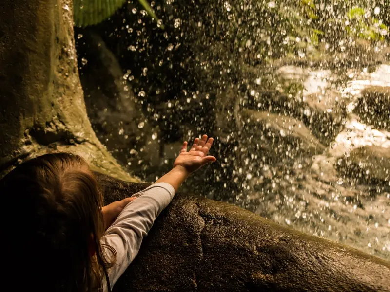 曾经出轨给老婆发现，现在总感觉她在报复我