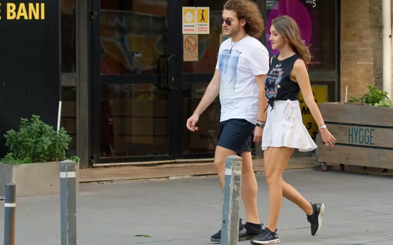 老婆和别的男人出去玩，我该怎么办？