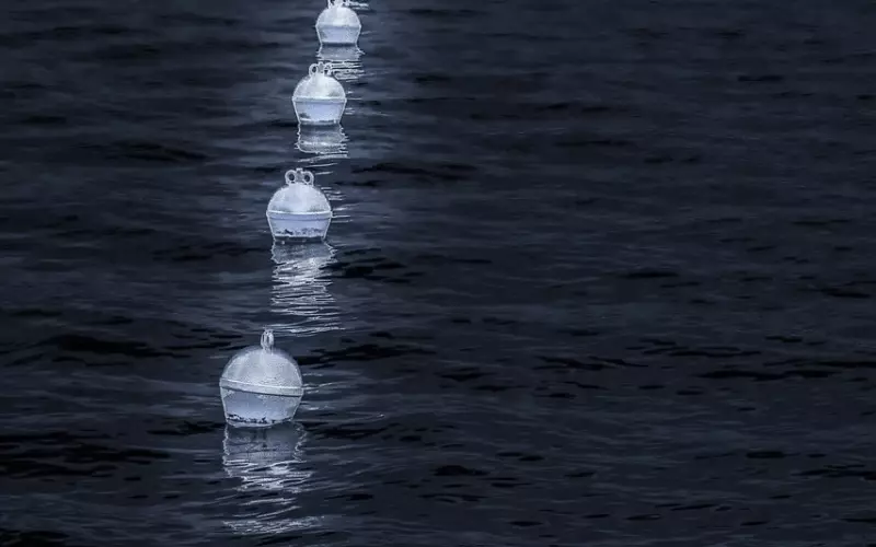 老婆经常和别的男人聊天，为此我们经常吵架，这种情况该怎么解决