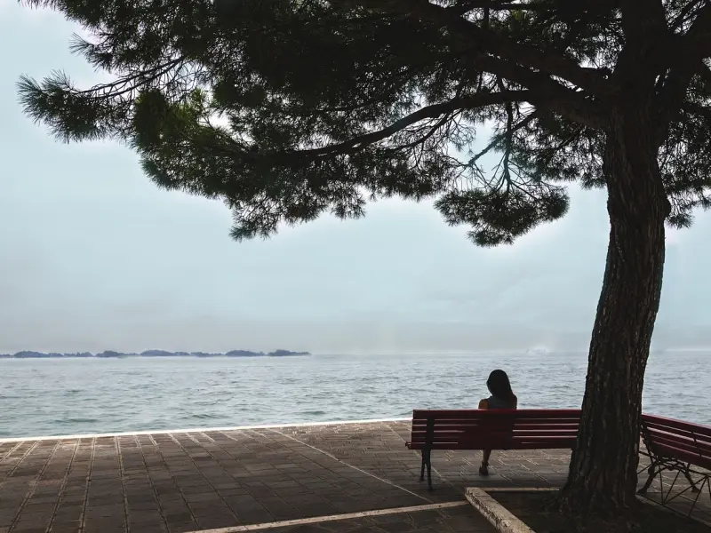 老婆经常在外面和别人跳舞，我怕她会出轨，我该怎么办