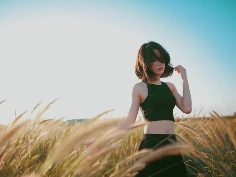 老婆经常在外面应酬，我们的感情也越来越差，我该怎么办