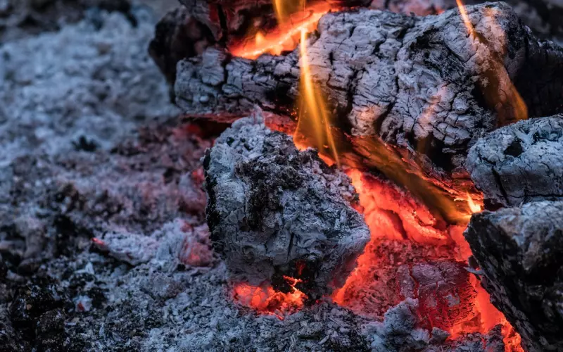 老婆想要和我离婚，电话微信也拉黑了，我该怎么办