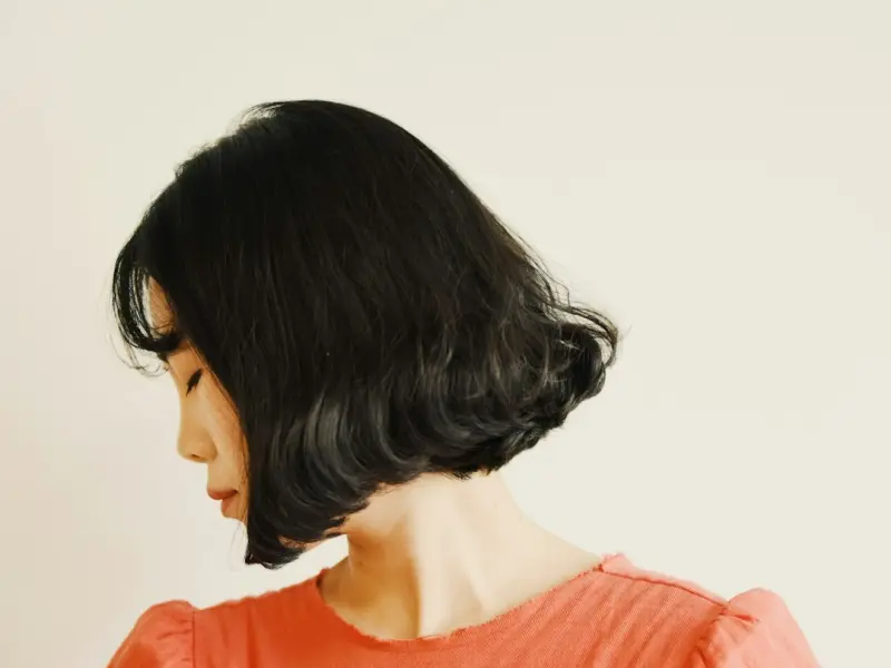 老婆现在和我的感情越来越淡，我怀疑她有婚外情，我该怎么办