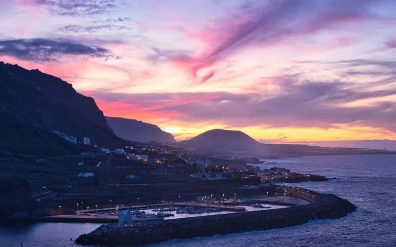 网易云伤感评论：那日悸动得轻易，余生眷恋不已，伴着岁月老去