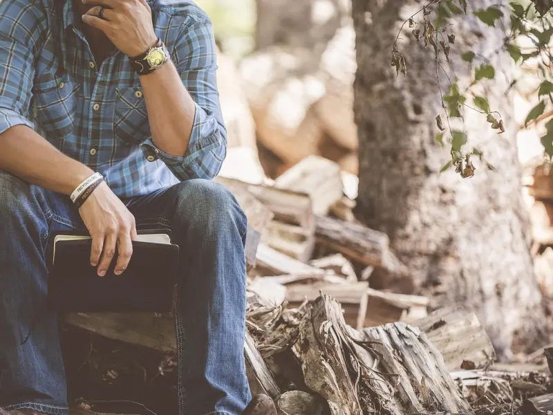 网易音乐热评——心里住了一个不可能的人，身边坐着一群不合适的人