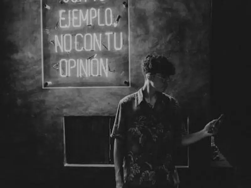 千万不要把悲观的情绪，丢到对方的身上你知道吗?