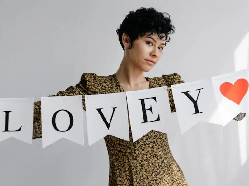 不管是不是你的女人，有了这四个表现，她就是爱你的