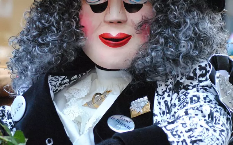 老牛吃嫩草，50岁的老阿姨竟和年轻帅小伙网恋奔现