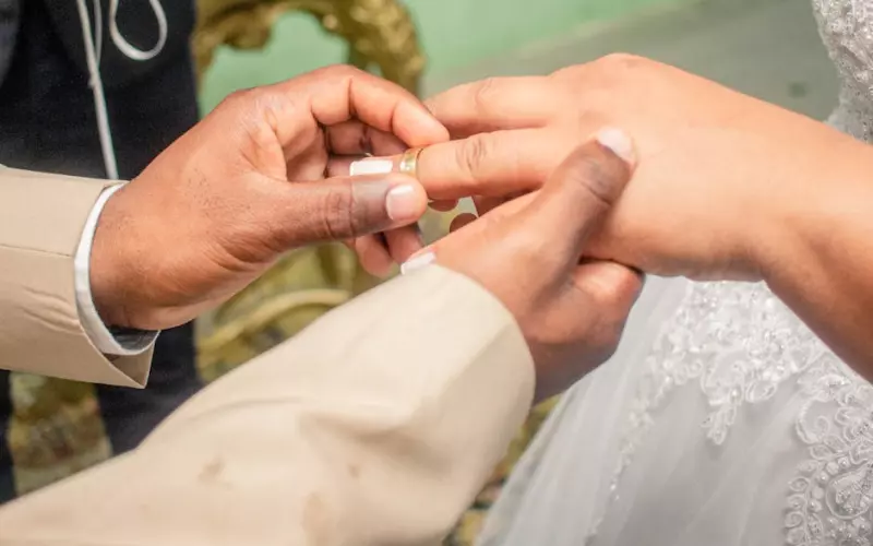 关于出轨的婚姻应不应该继续维持(面对出轨的婚姻有必要继续吗)