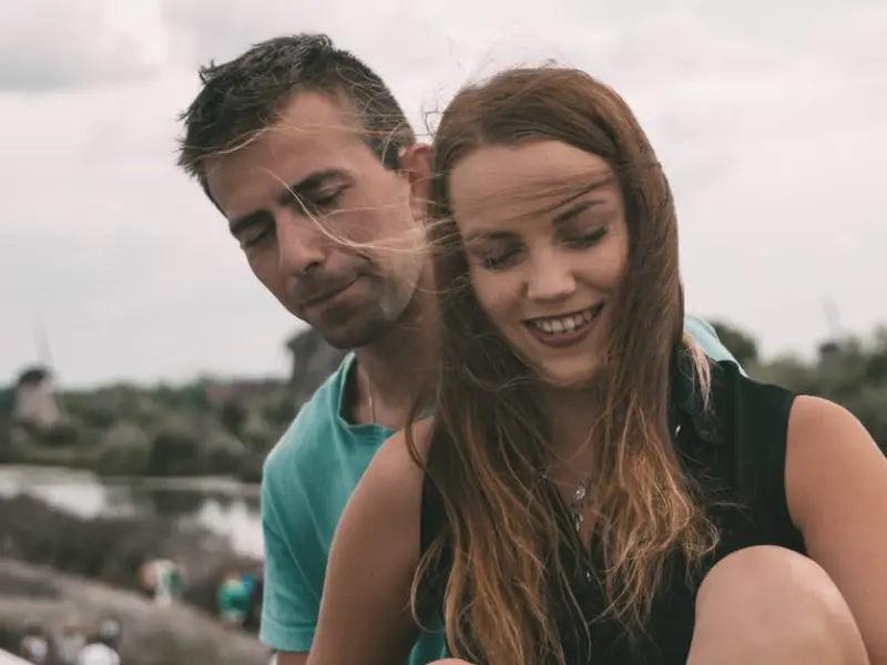 男人一旦对你动了真情，这5种表现是藏不住的