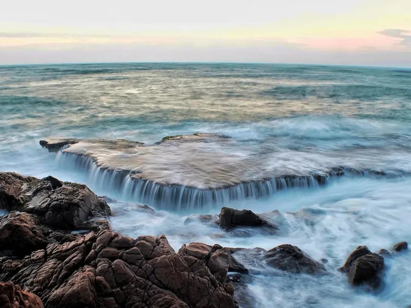 男人一旦对你动情，就会不经意的暴露这些“小动作”！