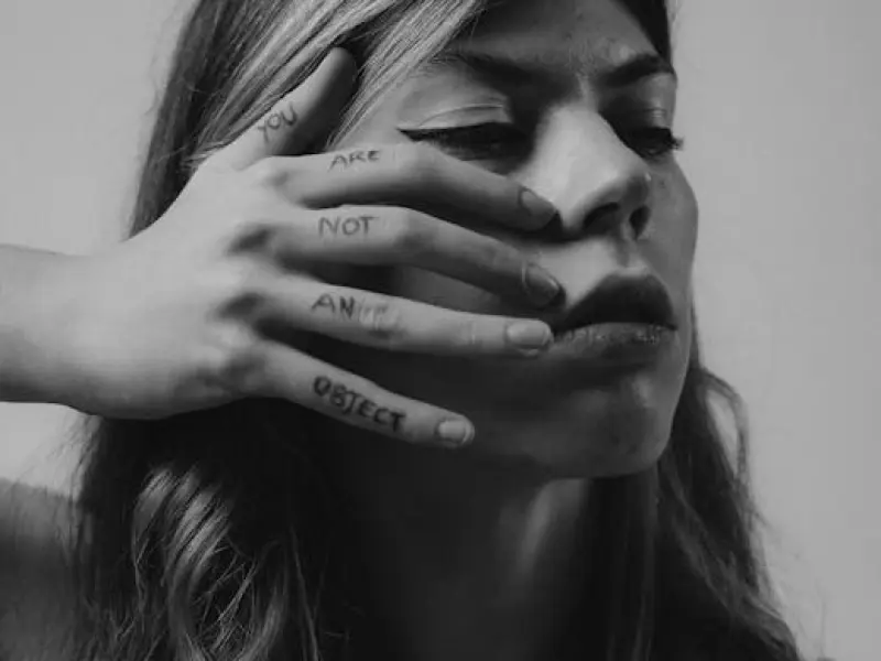 女人一旦对你“情不自禁”，八成会对你做这些“不要脸”的事！