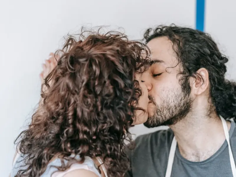 女人一旦对你动了情，会频繁有这三个“动作”，别看不透