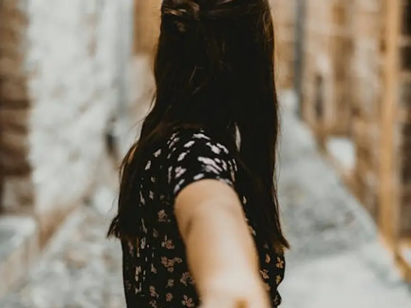 女人一旦对男人动了情，常会有这几种表现