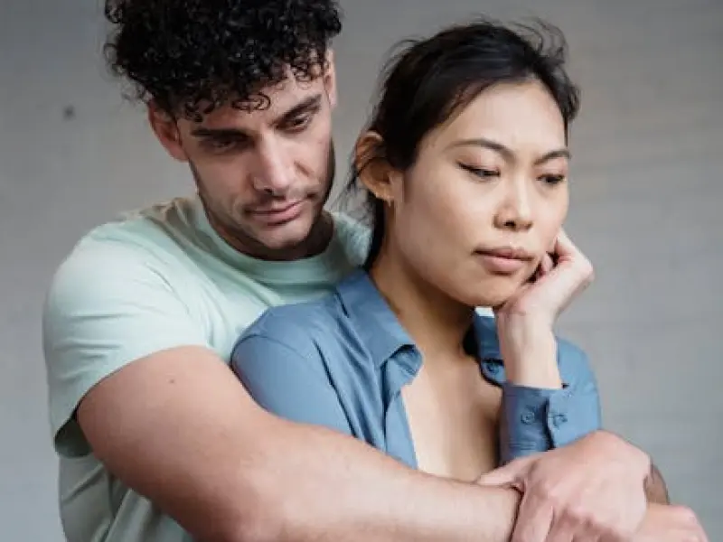 女人一旦有这4个表现，说明她爱你“难以自拔”了，别不懂！