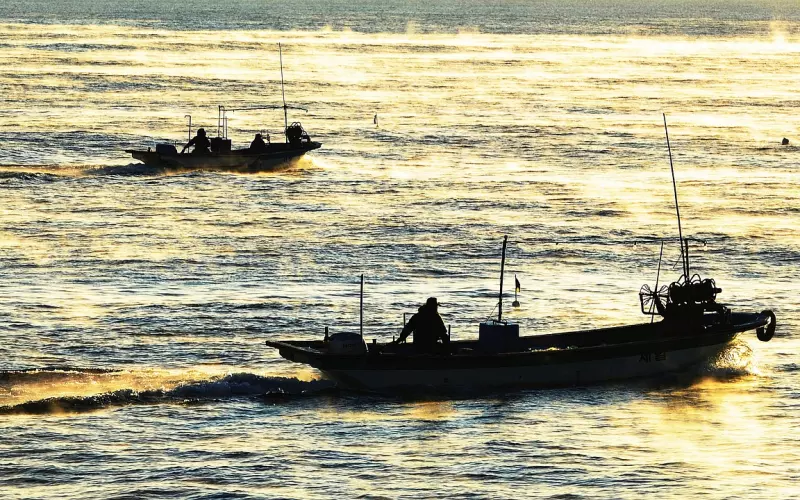 异性之间一旦互生“情愫”，这种行为就会“克制不住”