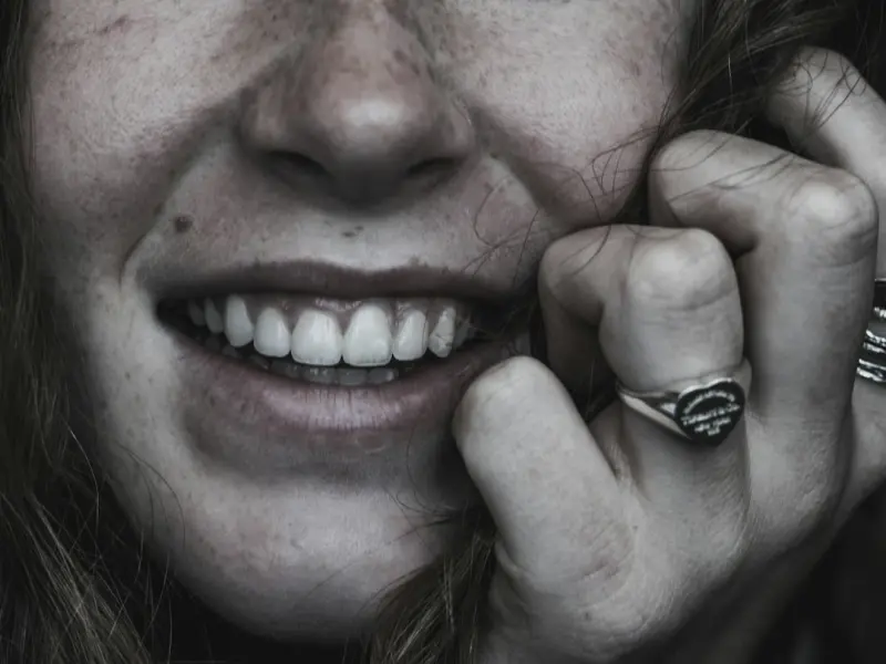 在“七年之痒”里的人，想要离婚时认为不是七年之痒的原因，而是性格不和！其实他是自欺欺人！