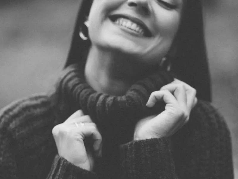 把妹地图 | 与女生约会，对方一直玩手机怎么办？