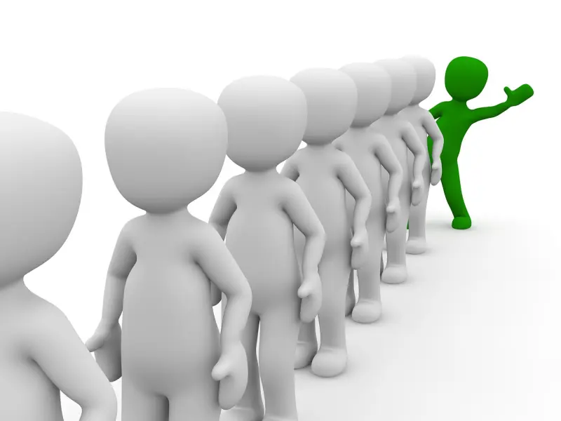 孕妇卧轨轻生 民警劝导：哪里就没有好男人了?我感觉我就蛮好