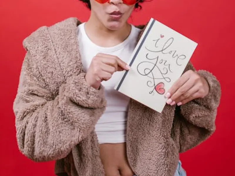 认清楚那些只是想撩拨你，而并不是真心爱你的男人 ，别再犯傻了