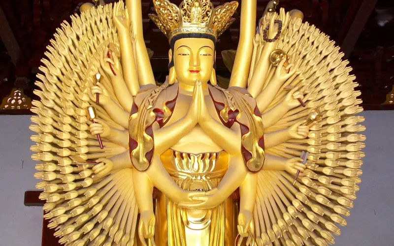 恭迎观世音菩萨出家日，把《南无观世音菩萨》发一次，观世音菩萨保佑你，增福添财，福慧双修，一人顶礼全家增福，功德无量！