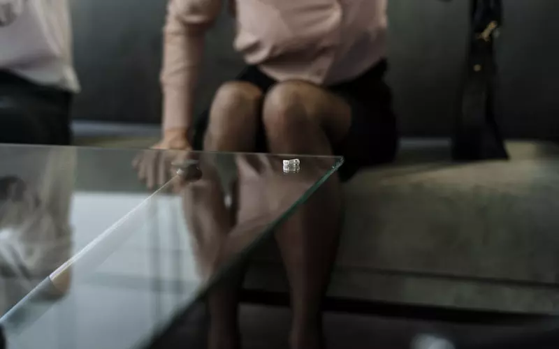 女人无性姻缘男人该离婚吗(如何挽救长期和异性聊天的婚姻)