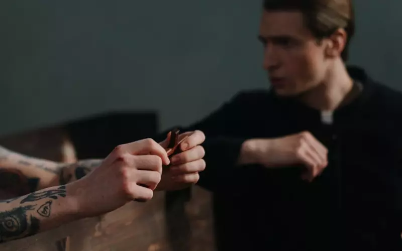 男人出轨原配该不该原谅(夫妻出轨男人该不该原谅)