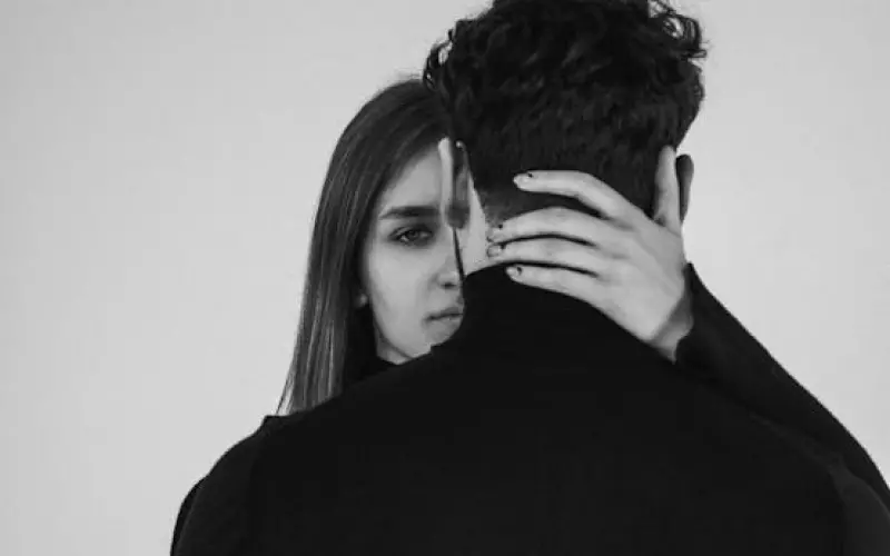 男友看前任的空间我应不应该分手(情人心情不好要说分手怎么安慰她)