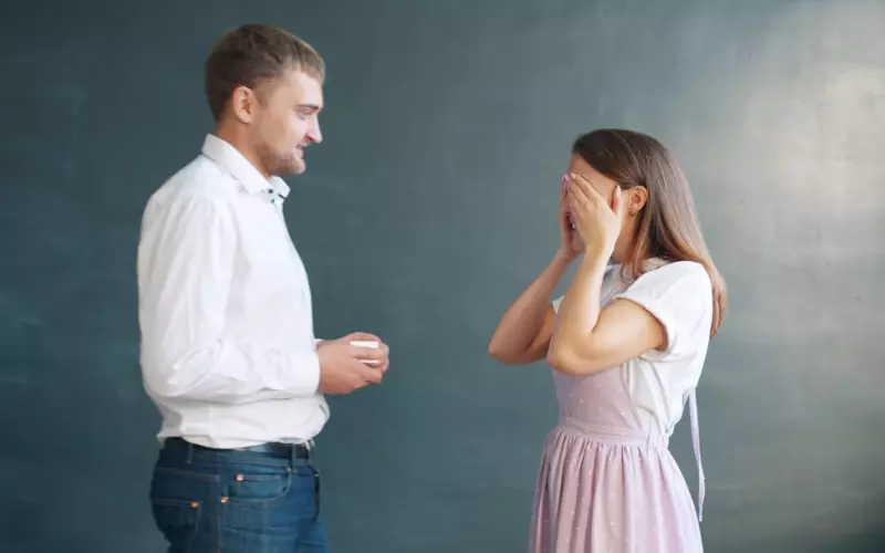 老公和别人暧昧该离婚吗(老公和别人暧昧聊天要不要离婚)