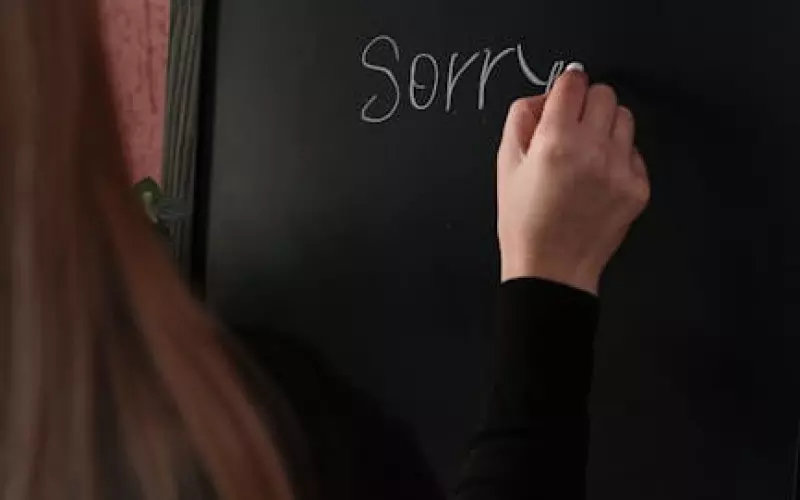 发现心爱的人背叛该原谅还是放手(背叛婚姻的男人该不该原谅)