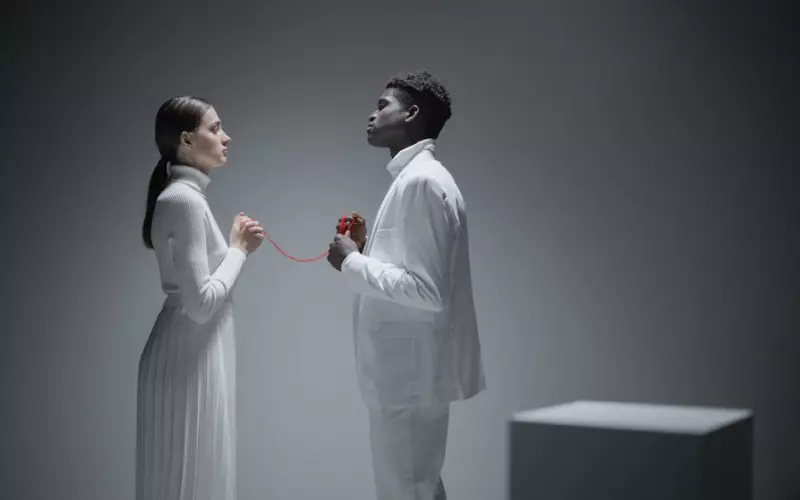 聪明的女人不主动联系男人，却能拴住男人的心