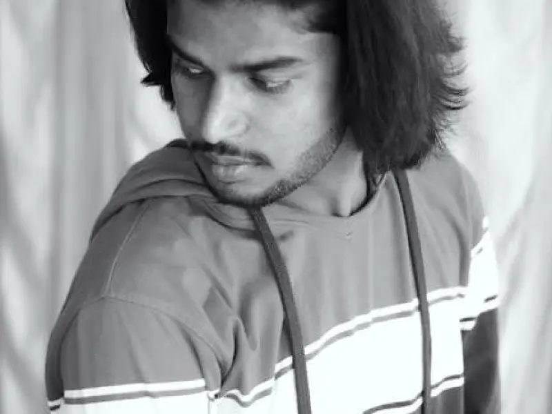 社交陷阱：你爱上她的假照，她爱上你的钱包。