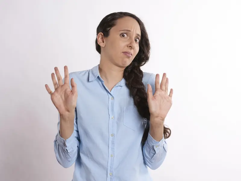 远离总是否定你的人！他们不值得深交！有些不必要的社交是该放弃了！