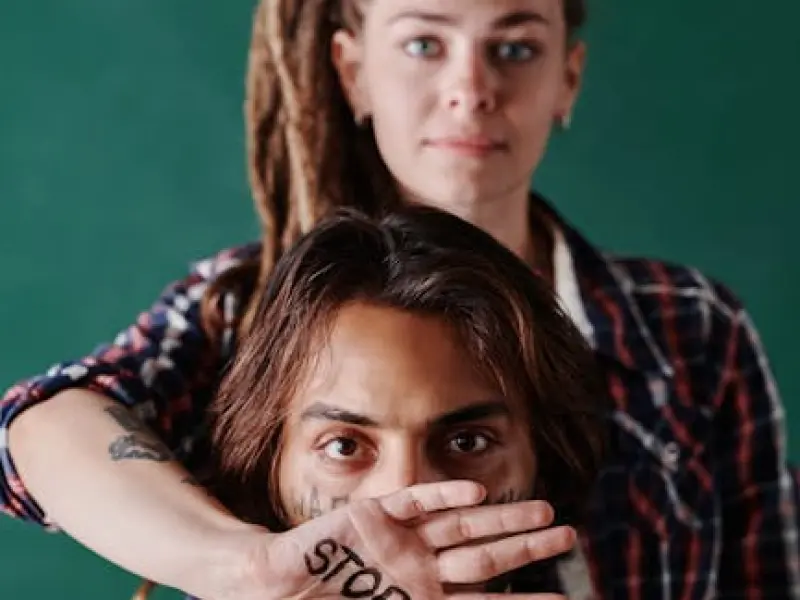 别主动了，他就是不爱你。