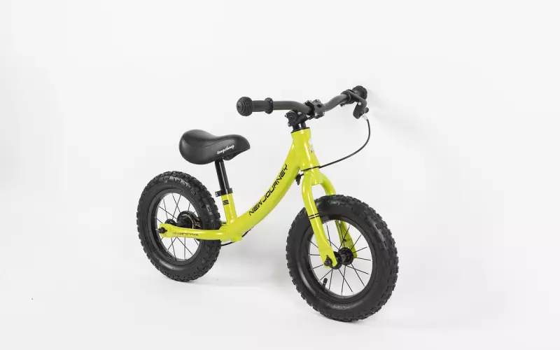 怀疑老公出轨 女子直撞闺蜜小车