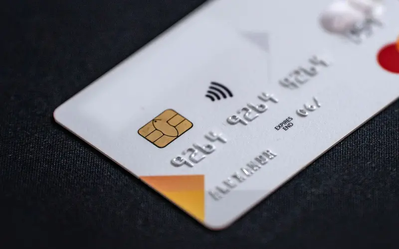 老师：交往的女生找我借钱怎么办？